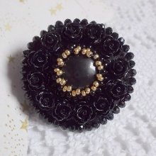 Cleopatra-Ring, bestickt mit einem schwarzen Onyx, schwarzen Harzrosen und Rocailles